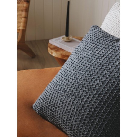 Padjakate Amalia Tumehall 45x45 cm | FreshDesign.ee